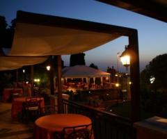 Ricevimento di matrimonio in giardino