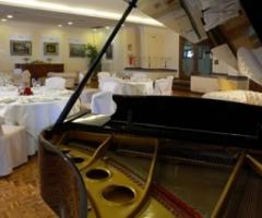 Elegante pianoforte nella sala ricevimenti