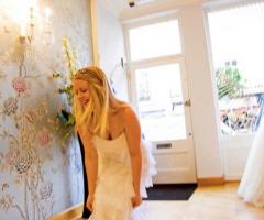 Sposa felice mentre prova il suo vestito di nozze