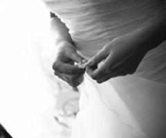 Dettaglio della sposa durante i preparativi di matrimonio