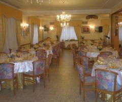 Allestimento dei tavoli per il matrimonio