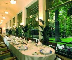 Tavoli allestiti per il matrimonio