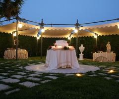 Astoria Palace Ricevimenti - Momento del taglio della tortain giardino