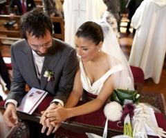 Lo sposo e la sposa durante la cerimonia