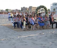 Invitati al matrimonio in spiaggia con collana di fiori