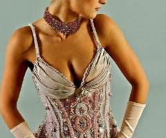 Abito da sposa con corpetto ricamato con perle e strass