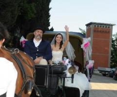La sposa saluta dalla carrozza d'epoca