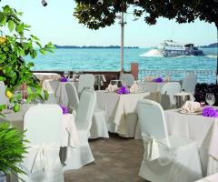 Tavoli total white vista lago per il matrimonio