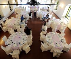 Tavoli rotondi allestiti per il matrimonio