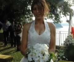 Sposa con il bouquet di fiori