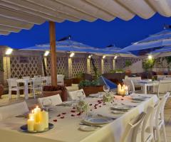 Mise en place con petali di rosa e candele