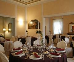 Sale interne allestite per il banchetto di nozze