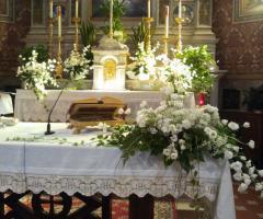 Addobbo floreale altare chiesa
