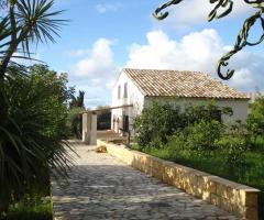 Viale in pietra presso il Calajò Resort Agriturismo