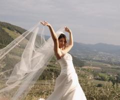 Foto sposa con velo svolazzante