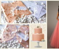 Raffinata partecipazione fatta a mano nei toni del rosa salmone e del bianco con motivi floreali traforati.
All'interno, un vedo non vedo apre le danze e lascia spazio all'invito ...il tutto è trattenuto da un nastro in raso color bianco che trattiene un