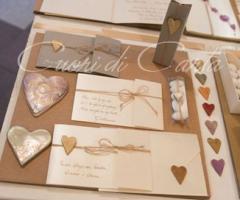 Partecipazione scritta a mano con cuore in ceramica artigianale