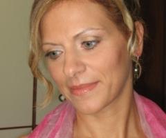 Acconciatura raccolta e trucco sui toni del dorato