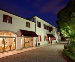 Villa Patriarca Ristorante e Ricevimenti - Facciata esterna della villa di sera