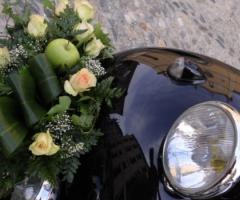 Allestimento floreale per l'auto da cerimonia