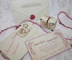 Nonsoloscatole - La partecipazione vintage con busta a cartolina tema viaggio