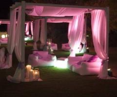 Evasioni colorate in giardino per il matrimonio