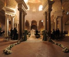 Allestimeno floreale per la cerimonia nuziale in chiesa