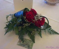 Decorazione floreale di rose rosse