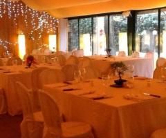 I tavoli da 8 nella grande veranda - Ricevimento di matrimonio a Casa dei Ciliegi Milano