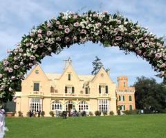 Arco di fiori per la cerimonia in giardino