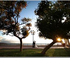 Sposi al tramonto nel parco