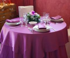 Allestimento tavoli color vinaccia