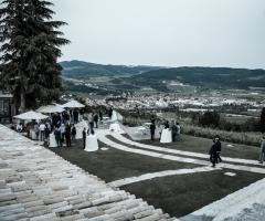 Il giardino della villa principale: uno scorcio dall'alto al tramonto di una giornata di primavera
