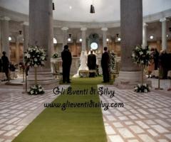 Sposi sull'altare con testimoni di nozze