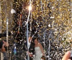 Lancio di stelle filanti e coriandoli all'uscita degli sposi dalla chiesa