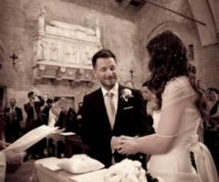 Foto degli sposi durante lo scambio degli anelli