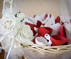 Coni porta riso bianchi e rossi