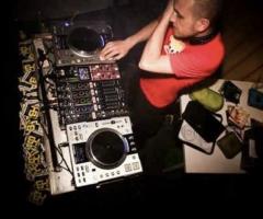 Gianluca alla consolle per l'intrattenimento del matrimonio