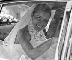 La sorride mentre arriva in macchina in chiesa