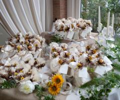 Il tavolo delle bomboniere allestito con girasoli