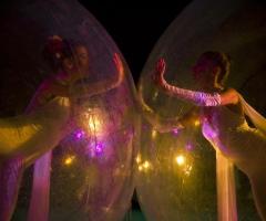 Spettacolo di danza dentro un involucro trasparente