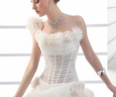 Abito da sposa con rose applicate