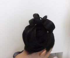 Un'acconciatura che valorizza l'intenso colore nero della chioma