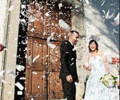 Lancio petali per gli sposi