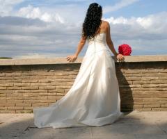 Sposa in terrazza con bouquet rosso