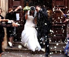 Il lancio del riso verso gli sposi
