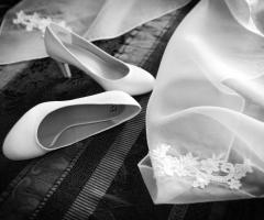 Il giorno più bello passa per la cura di ogni dettaglio. Fotografia della preparazione di una sposa