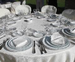 Tavolo allestito per il ricevimento di matrimonio