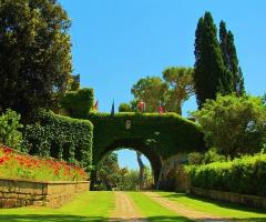 Ingresso con arco alla location di matrimonio