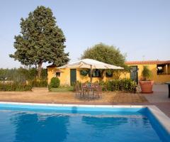 Esterno con ampia piscina presso l'agriturismo Avola Antica